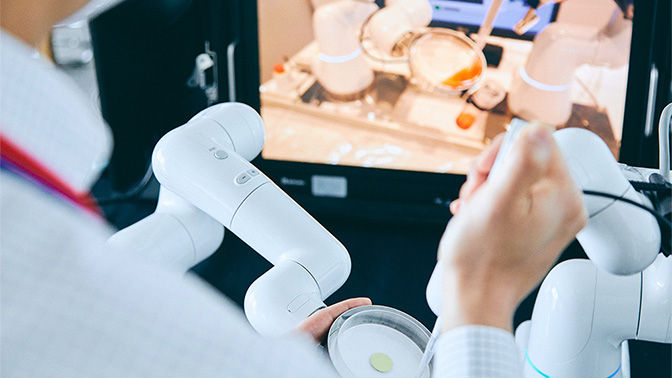 「5G×ロボットアーム」の遠隔操作は、どこまで人の手の繊細さを再現できるのか？