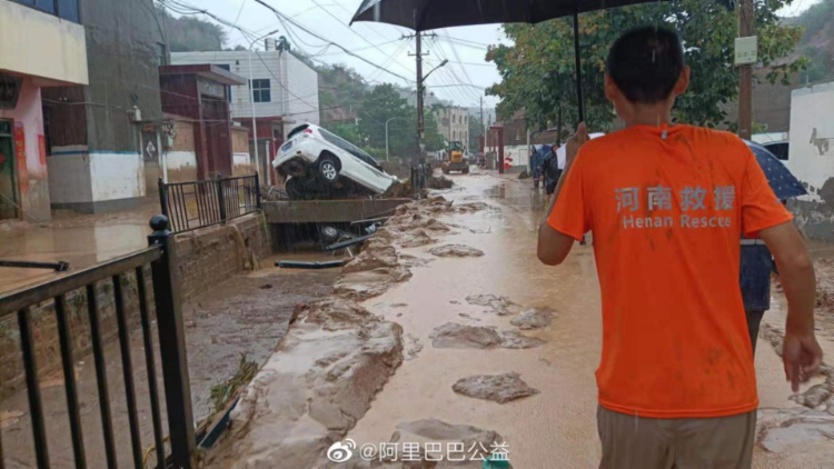 河南省大水害の回復や救出に奔走する人々（出典：阿里巴巴の公式微博アカウント）