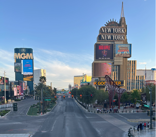 奥の黄金色の建物が会場のMandalay Bay Convention Center
