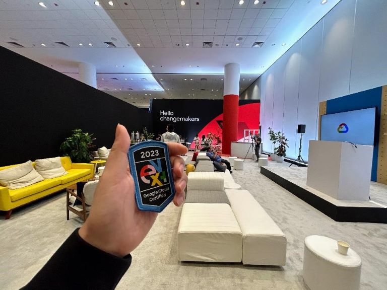 Google Cloud Certified Lounge、イベント限定ワッペンと共に(筆者撮影)