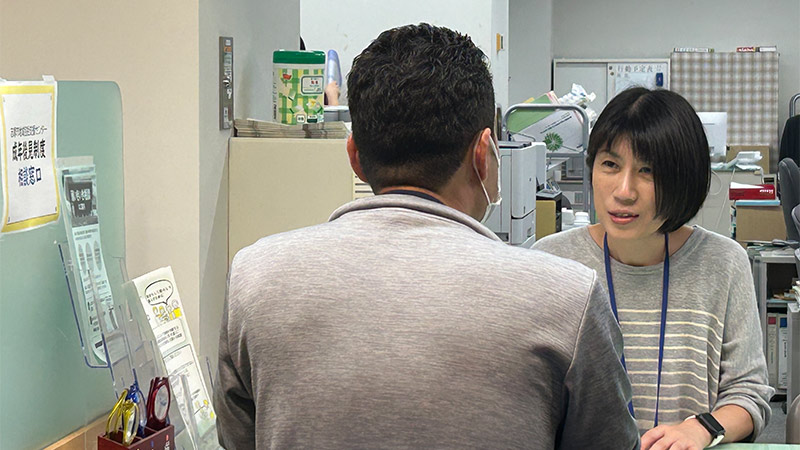 窓口で市民からの相談を受け付ける田中氏