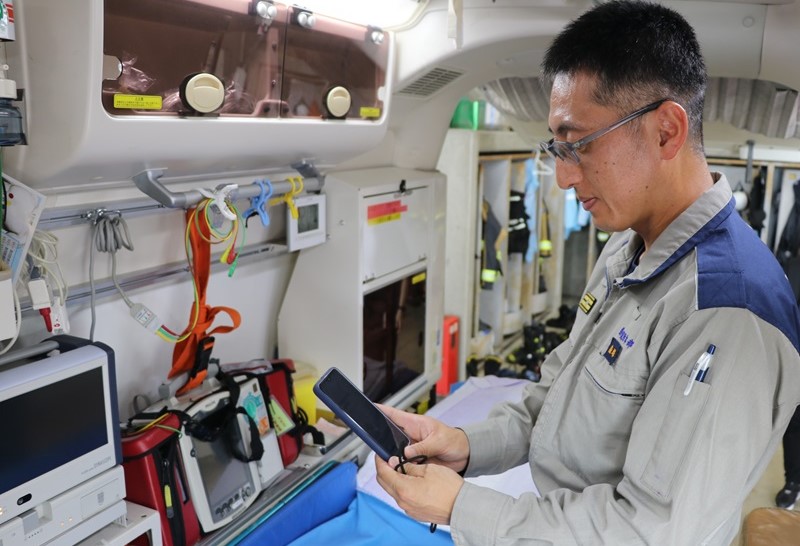 救急車内でスマホから「VISUAL TALK」を使用している様子