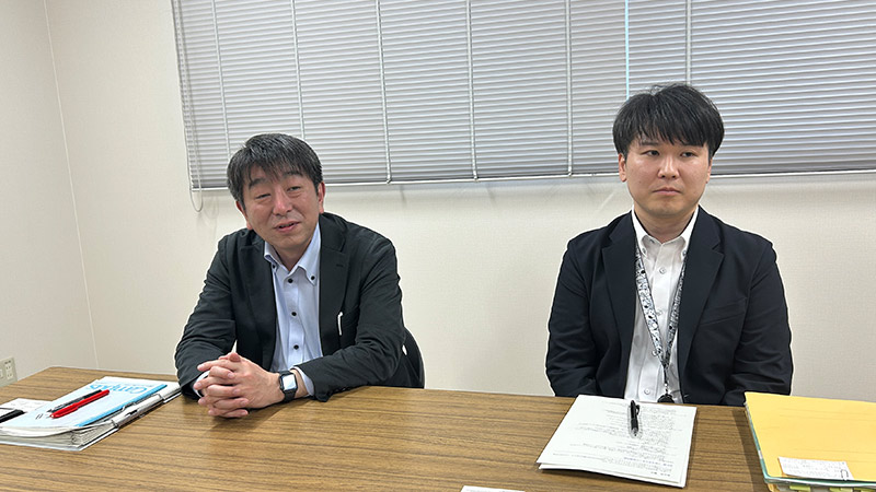 インタビューに答える松橋氏と山内氏