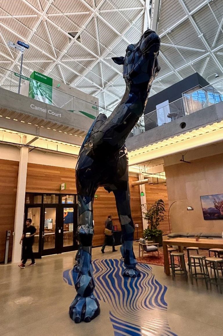 Google Bay View Campus内の巨大なラクダの像(筆者撮影)