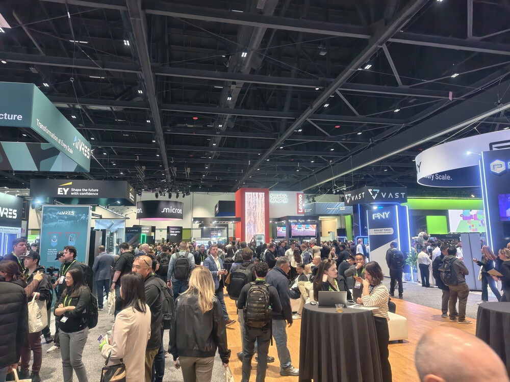 SanJose Convention Center内。各企業のブースが並んでいます。（筆者の感覚ですが）幕張メッセ3ホール分ぐらいの広さがありました。各企業の担当者が積極的に声掛けを行っていました。