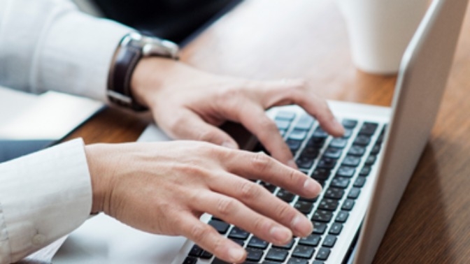 メールや会議を減らして業務連絡を効率化　LINE WORKS　詳しく見る