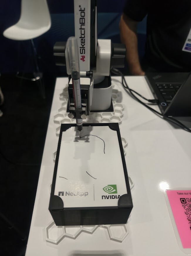 するとお絵描きロボットが動き始め、似顔絵を描き始めます。