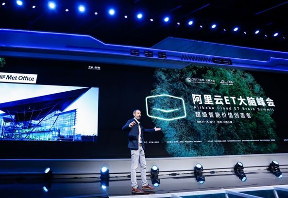 Alibaba Cloud大会で熱弁するイギリス気象局のAlberto Arribas氏（出典：人民網）