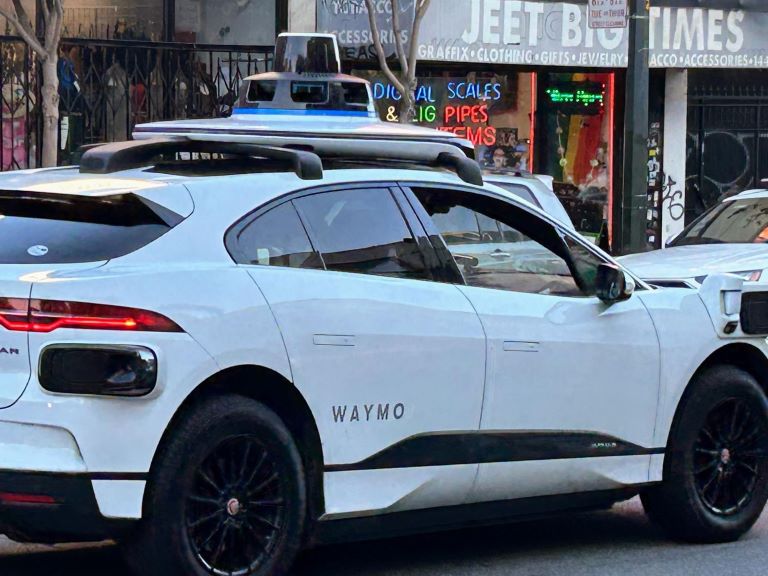 サンフランシスコ市内を走る完全無人の自動運転タクシー(筆者撮影)