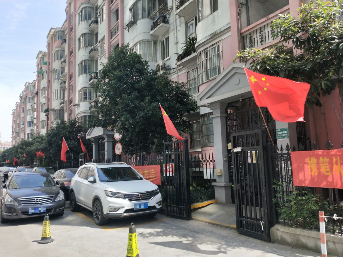 小区内。建物がいくつもあり、1つの建物にいくつも入口がある（筆者撮影）