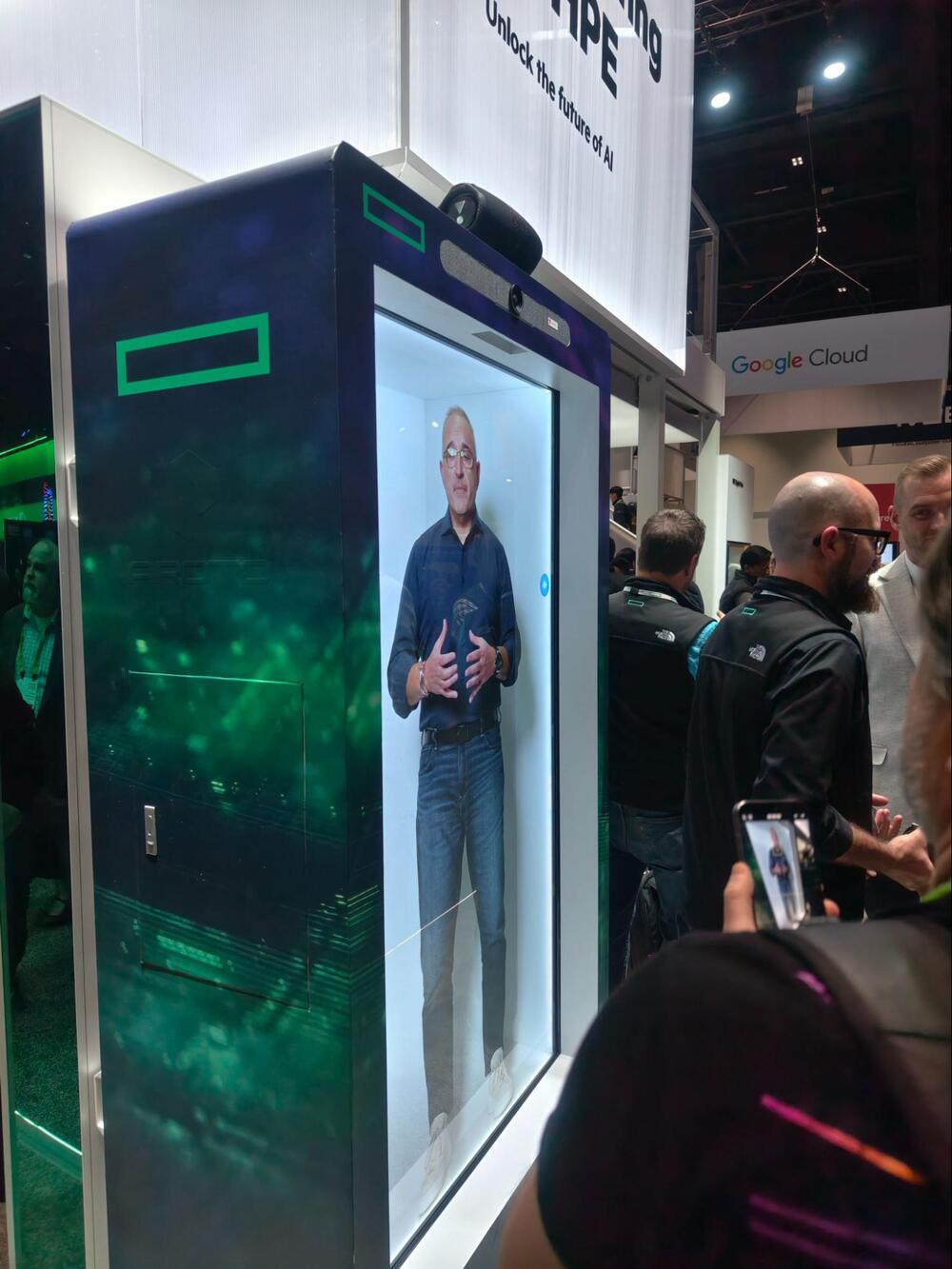 HPEブースの方（写真右）がモデルとなったAIアバターが質問に受け答えするデモンストレーション。「スーパーボウルで好きなチームは？」と質問すると、「ダラス・カウボーイズ」と回答していました。（ただ、モデルの元になった方の意見とは異なったのか、笑いながら頭を抱えていました）