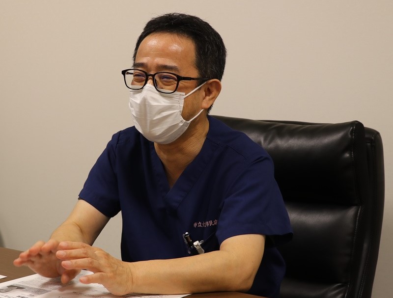 インタビューに応じる野中氏