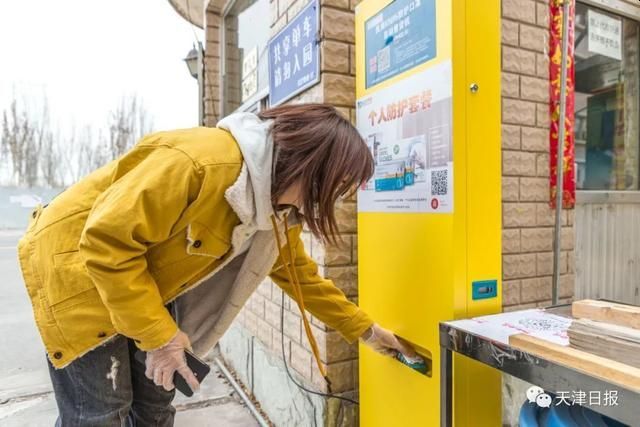 マスク販売専用に絞った自販機も登場。QRによる非接触を謳うが、取り口は接触してしまう（天津日報より）