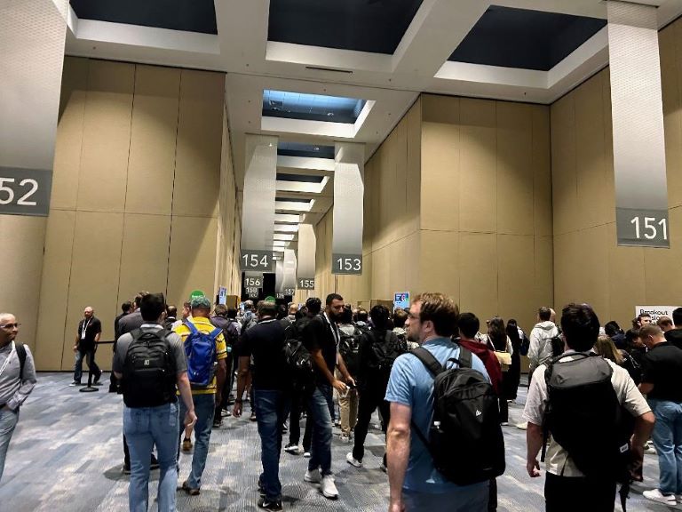 ブレイクアウトセッションに向かう参加者たち(筆者撮影)