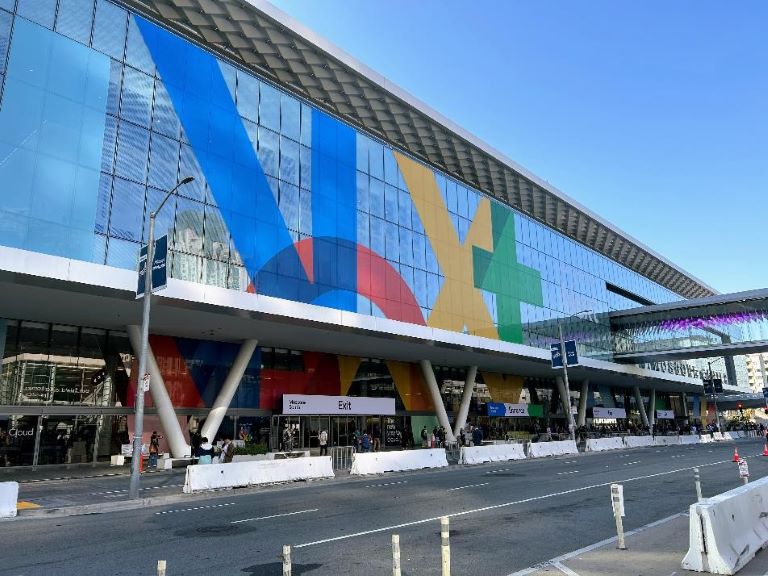 Moscone Centerへと続々と足を運ぶ参加者たち(筆者撮影)