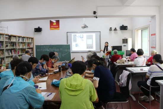 老人向けカルチャースクールでスマホを学ぶ（出典：新華網）