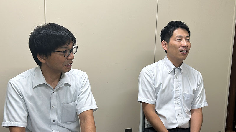 インタビューに答える杉橋氏と山本先生
