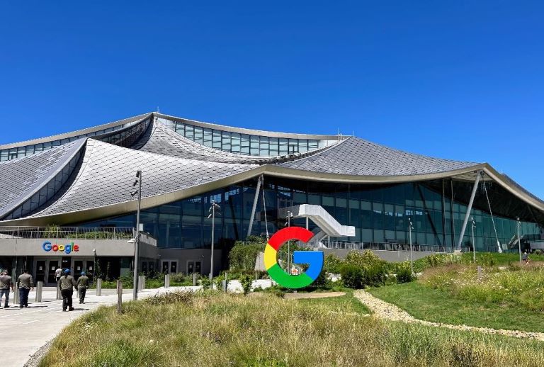独創的な形状をしたGoogle Bay View Campus(筆者撮影)