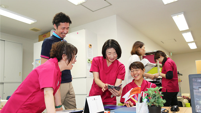 職場でスマートフォンを活用する様子