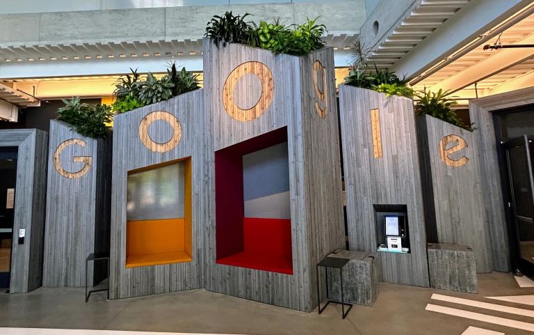 Google Bay View Campus内のオブジェ(筆者撮影)