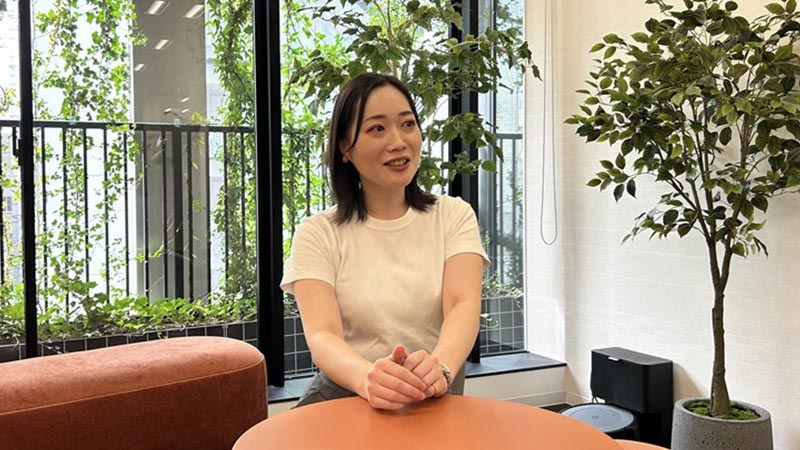 インタビューに応じる小山内氏