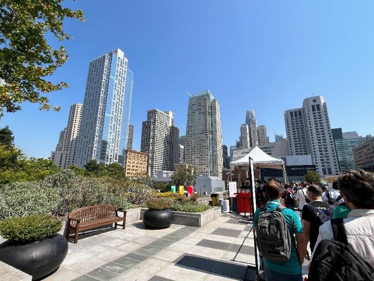 ランチ会場となっていた広場と美しいSan Franciscoのビル群(筆者撮影)