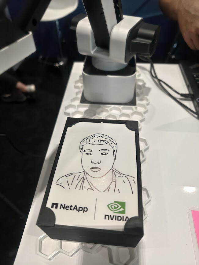 完成！特徴をよく捉えられていて、とても似ています。こうしたイラストは来場者にプレゼントされ、後日メールで画像データもいただきました。