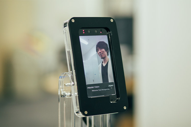 日本コンピュータビジョン社に設置されている顔認証搭載デバイス。