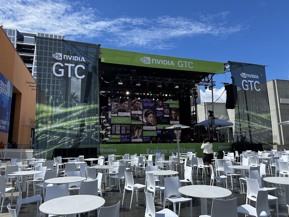 大きなステージもあり、DJが音楽を奏でていました。