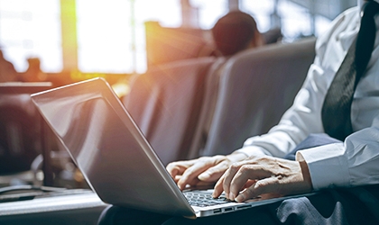 社外で働くため、インターネット接続ができるノートPCが必要