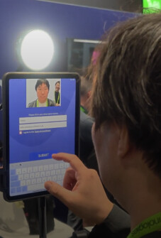 まず設置されたタブレット端末で顔写真を撮影します。