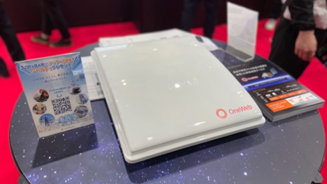 OneWeb用フラットパネルアンテナ