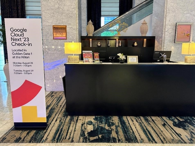 ホテルエントランスにてチェックインカウンターの案内(筆者撮影)