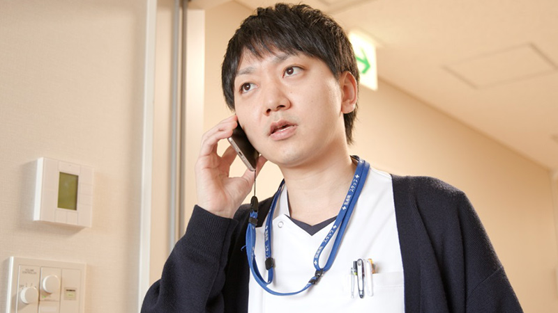 秋田病院　iPhoneでスタッフと連絡を取り合う様子