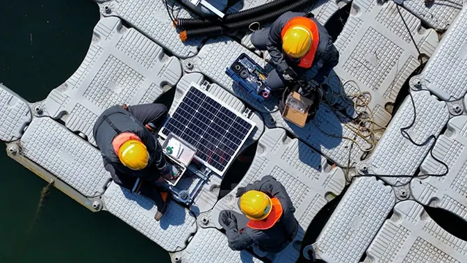 水上メガソーラー早期警戒システムのセンサーをアイランド上に設置している様子