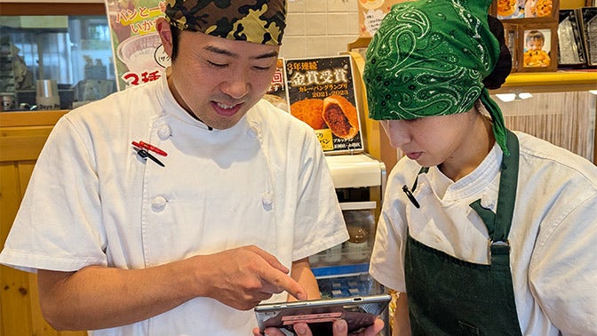 タブレットに入っている「サキミル」で予測数を確認する長谷川氏と丸田氏