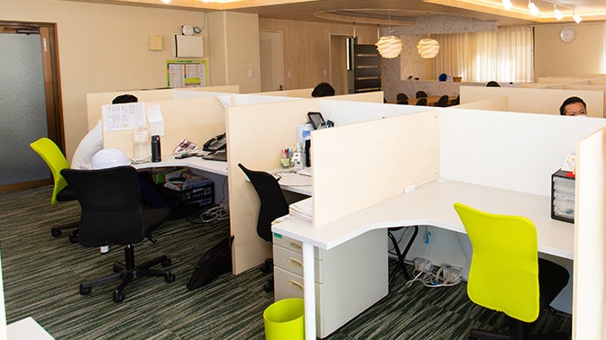 事務所でのデスクワークの様子