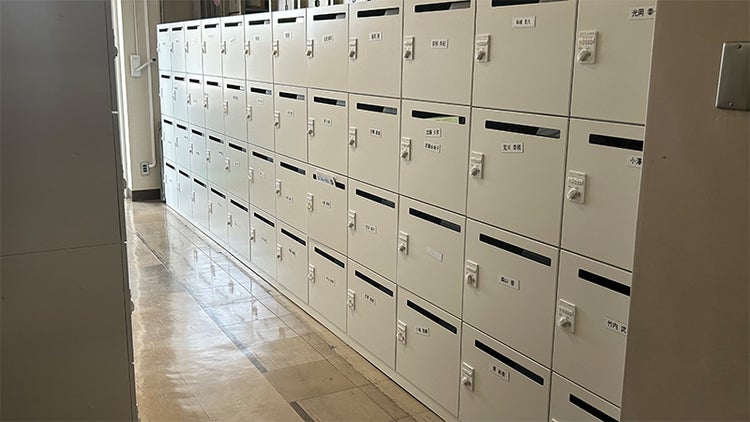 職員ロッカーも必要最低限​​にすることで確保スペースを確保