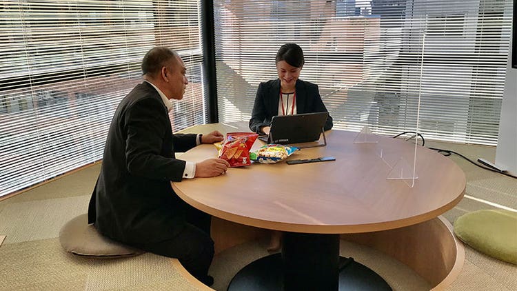 お客様相談室 室長の長崎様と営業部メンバー