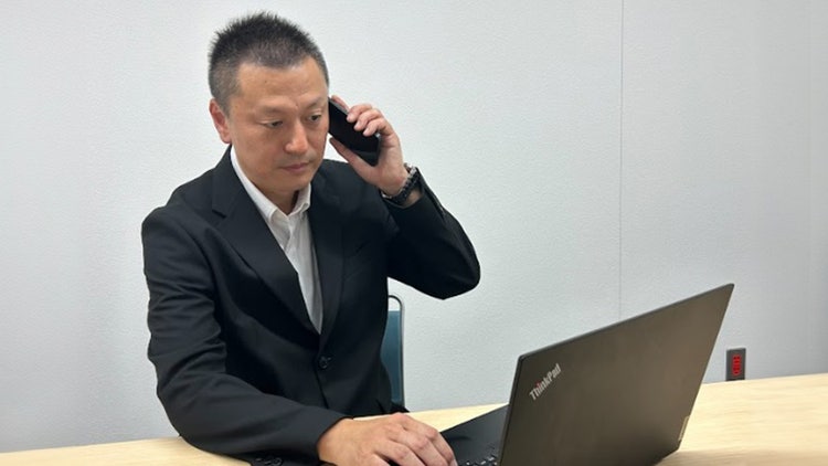 スマートフォンで社内外にいる職員と内線でコミュニケーションする様子