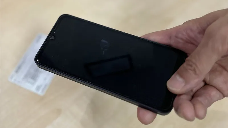 「AQUOS wish3」でマイナ保険証を読み取るイメージ