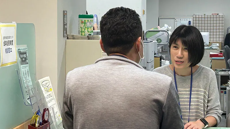 窓口で市民からの相談を受け付ける田中氏