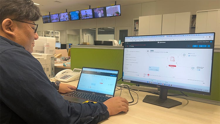 管理画面を確認する二階堂氏