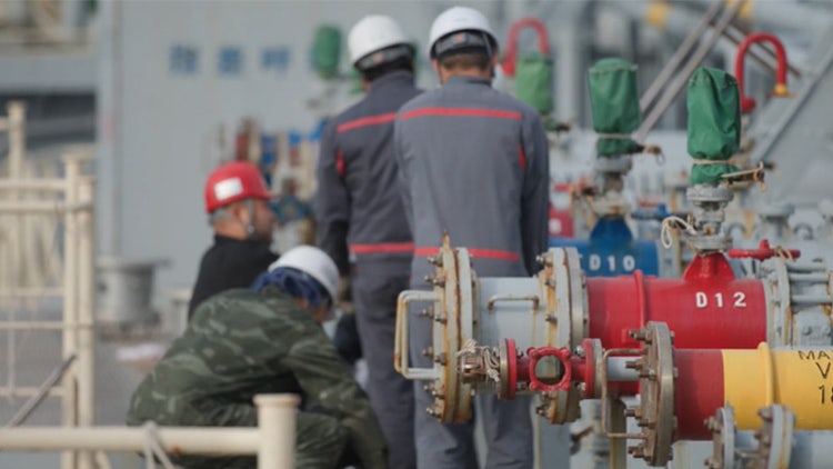 船にて作業を行う旭タンカーの乗組員