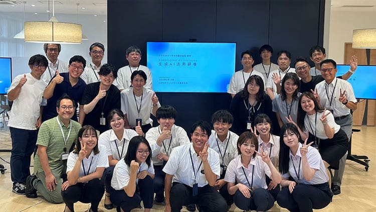 研修の様子。本田常務取締役も参加。