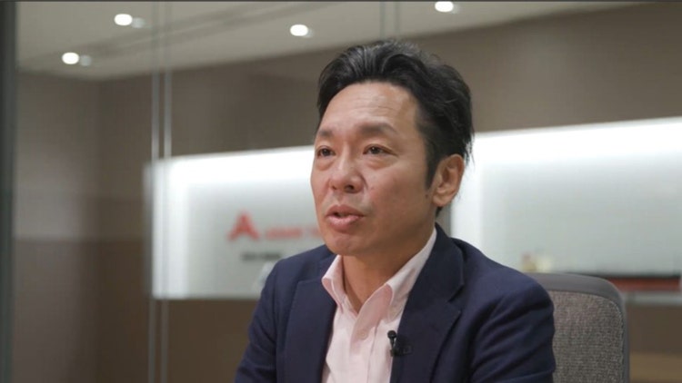 インタビューに応える大泉氏