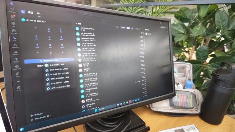 PC一台で外線・内線が完結。電話機を置く必要がないので、フリーアドレスの机を広々と有効活用できます。