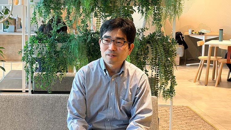 インタビューに応える稲手氏