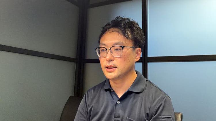 インタビューに答える中村氏