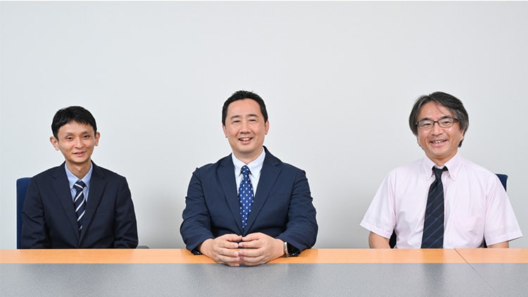 三菱化工機 DX推進部長の相川英明氏（中央）、同社 DX推進部 BIT課長の畑就士氏（左）、カウベルエンジニアリング 経営戦略室 部長の市川俊一氏（右）